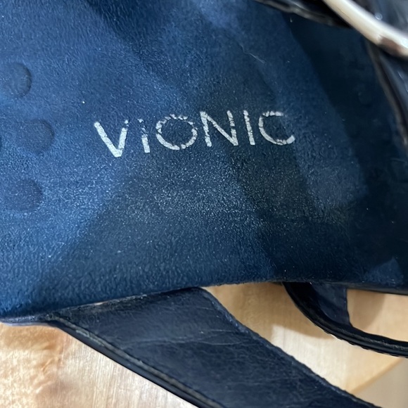 Vionic navy blue patent leather sandals. Size 7 - Picture 4 of 6